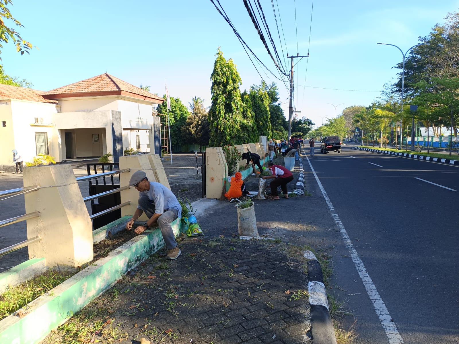 GOTONG ROYONG DEPAN PAGAR LUAR KANTOR, BERSIHKAN RUMPUT