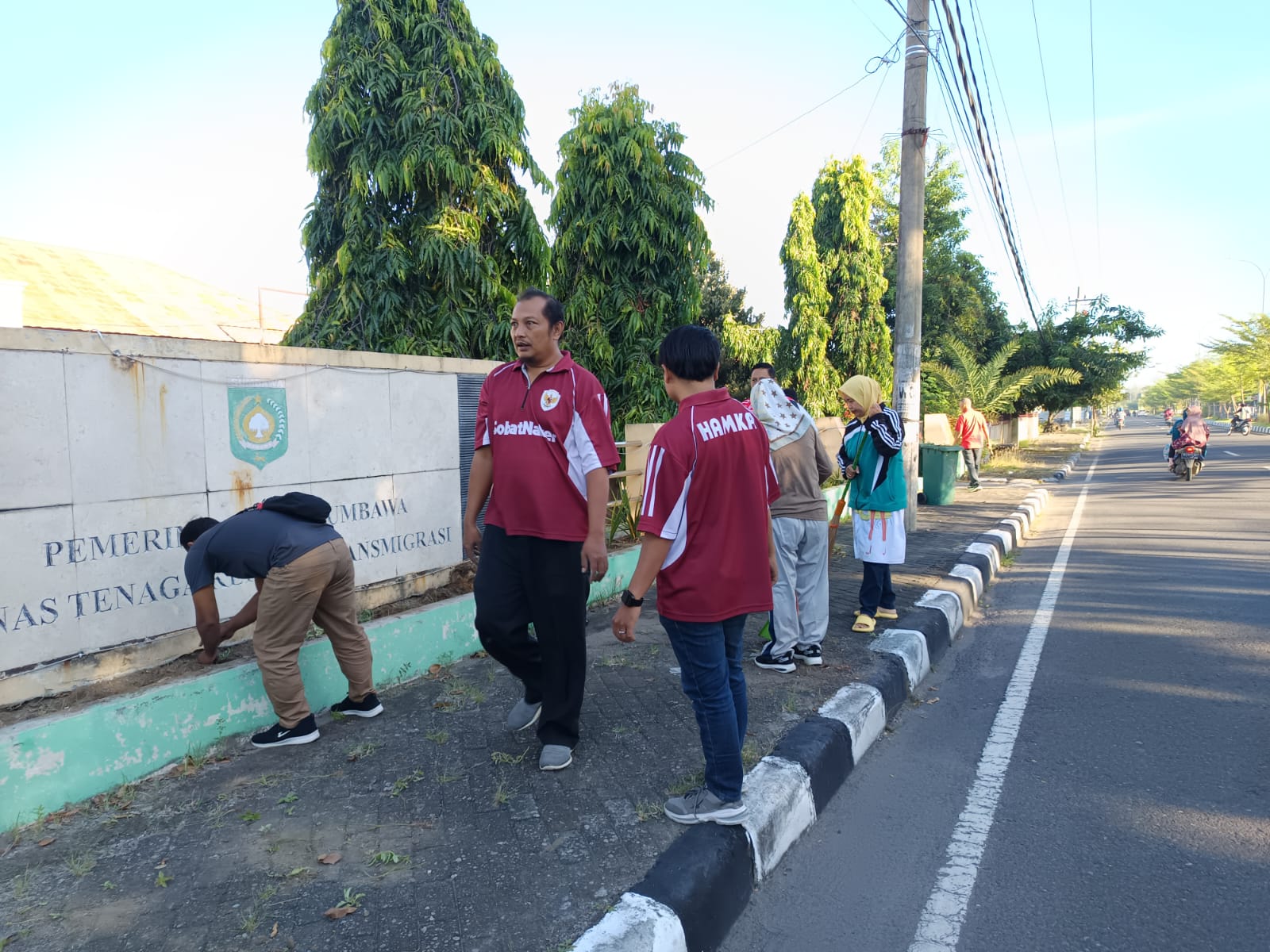 GOTONG ROYONG DEPAN PAGAR LUAR KANTOR, BERSIHKAN RUMPUT