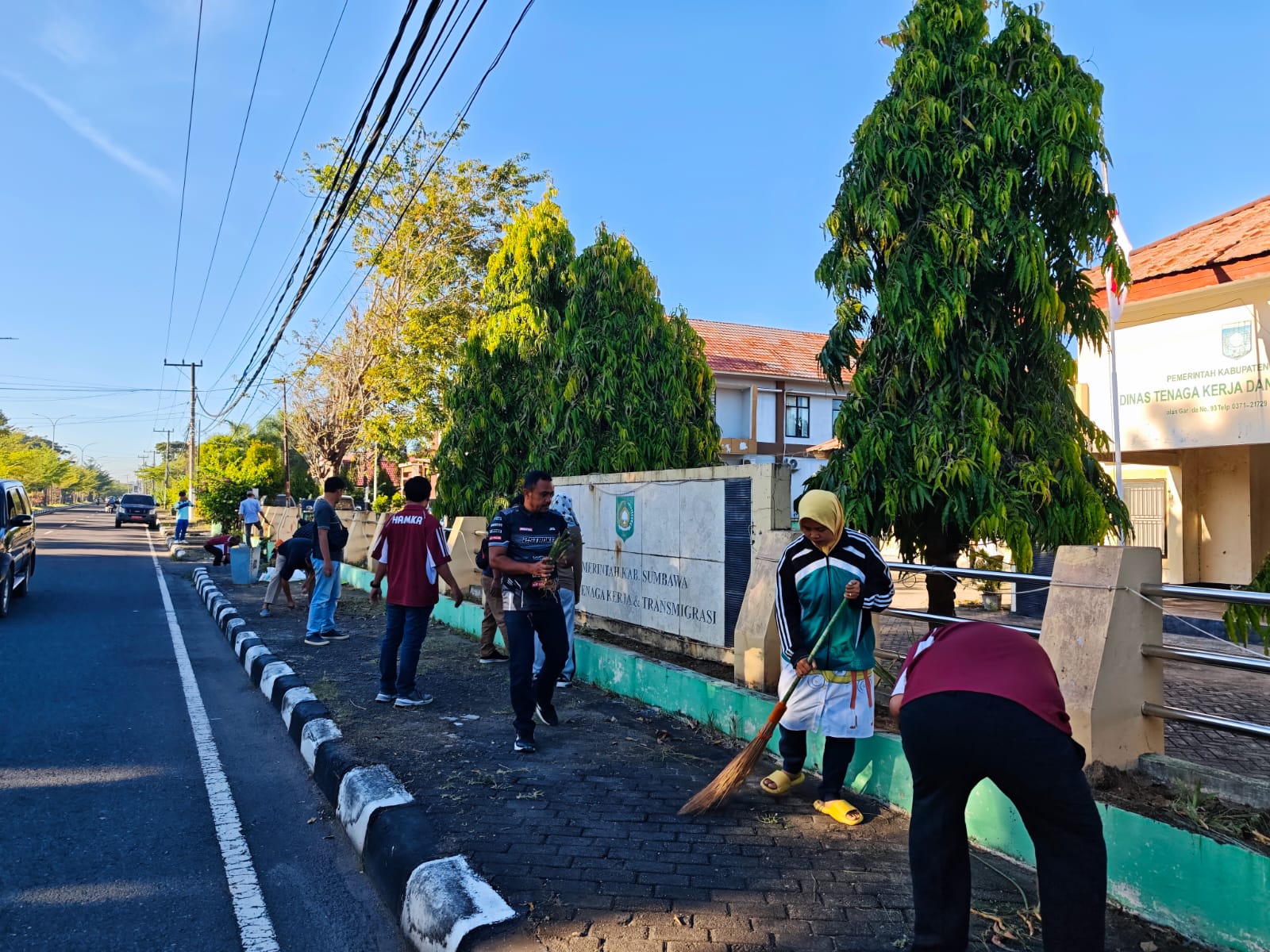 GOTONG ROYONG DEPAN PAGAR LUAR KANTOR, BERSIHKAN RUMPUT
