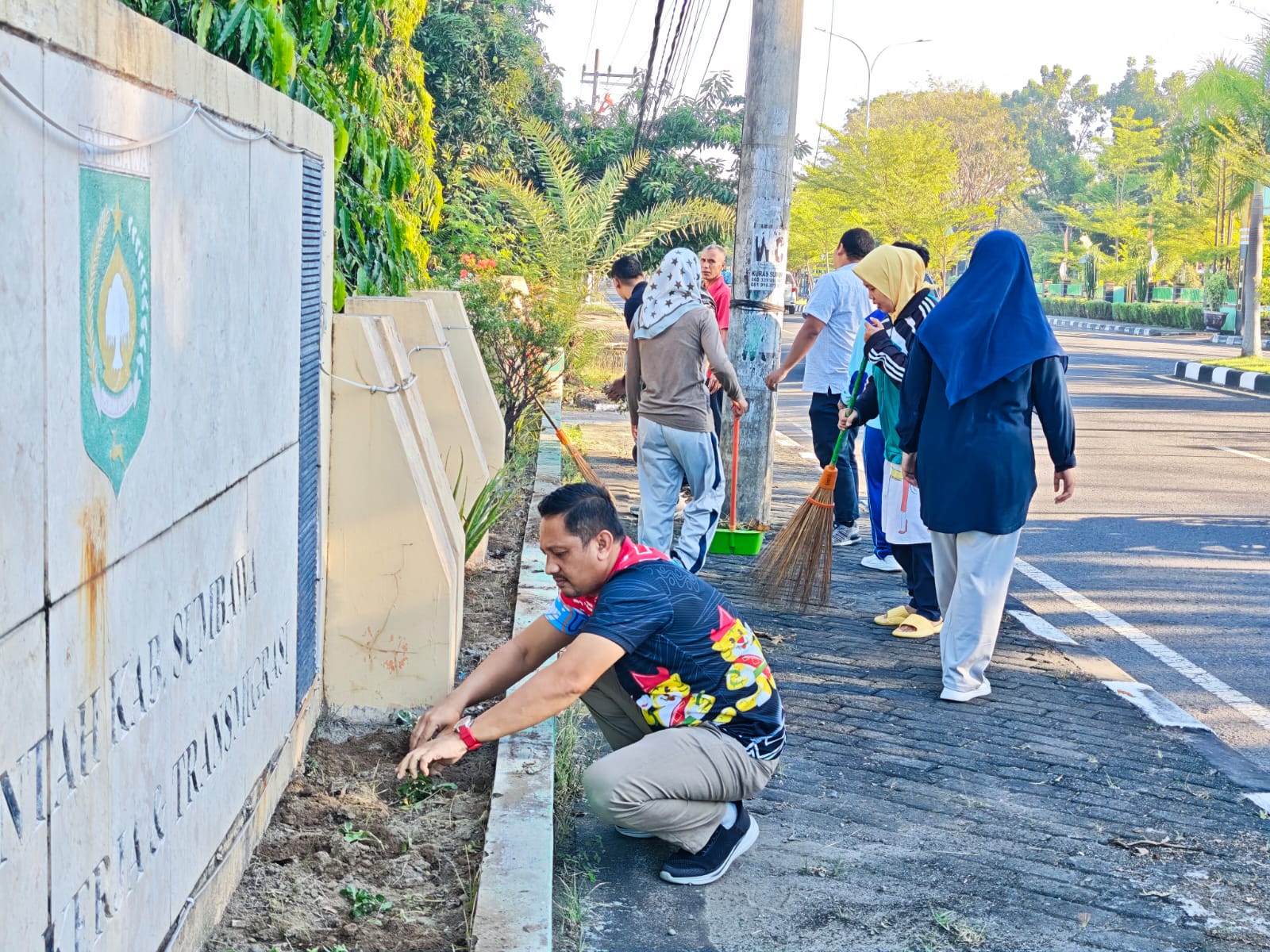 GOTONG ROYONG DEPAN PAGAR LUAR KANTOR, BERSIHKAN RUMPUT