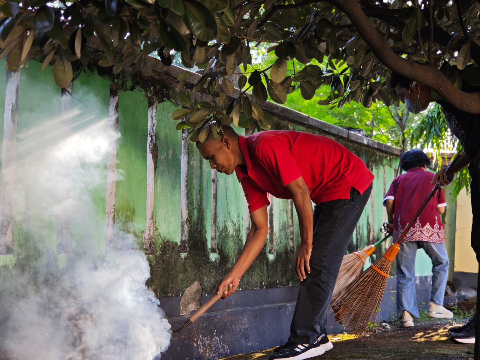 GOTONG ROYONG DEPAN PAGAR LUAR KANTOR, BERSIHKAN RUMPUT