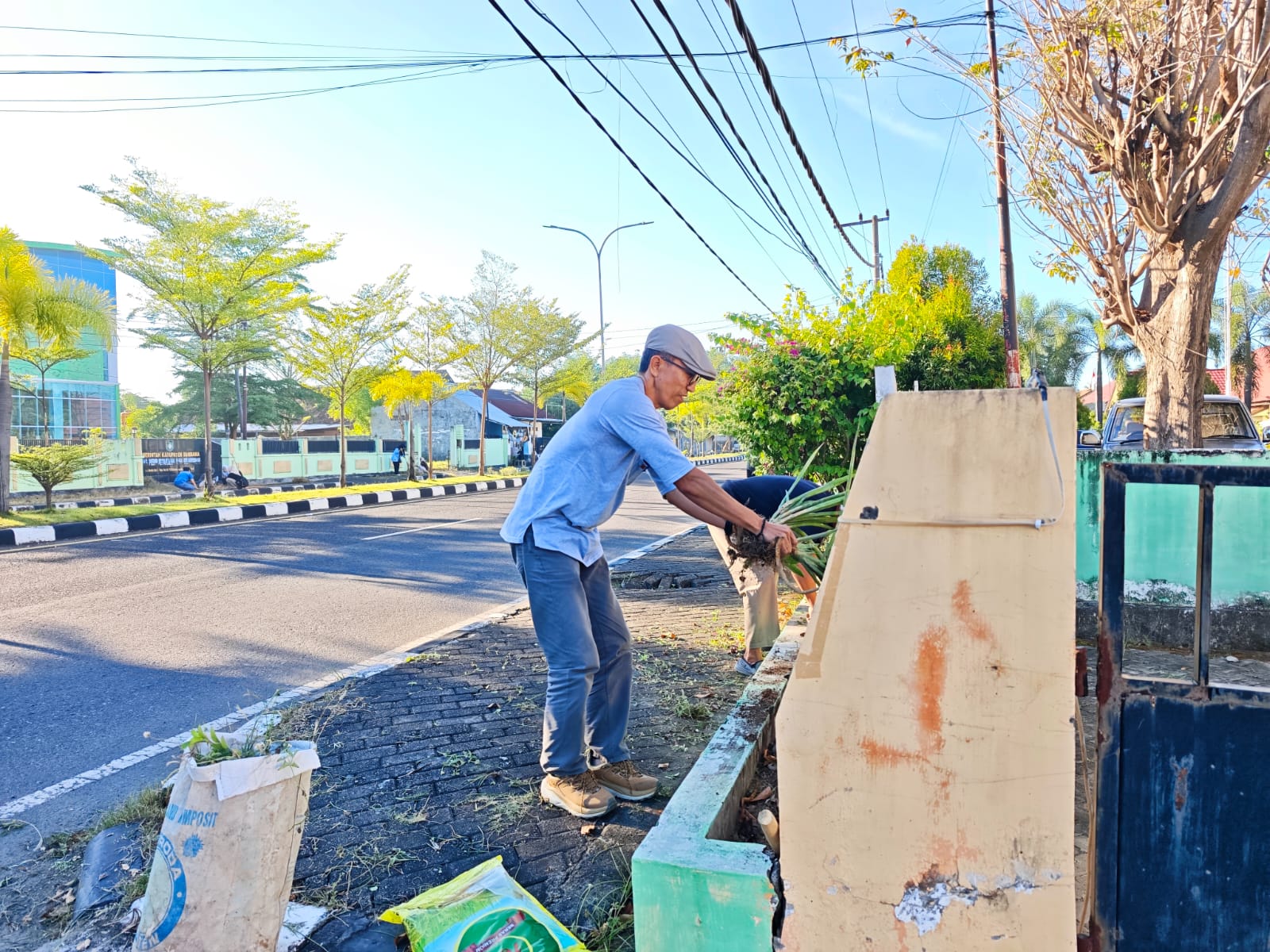 GOTONG ROYONG DEPAN PAGAR LUAR KANTOR, BERSIHKAN RUMPUT