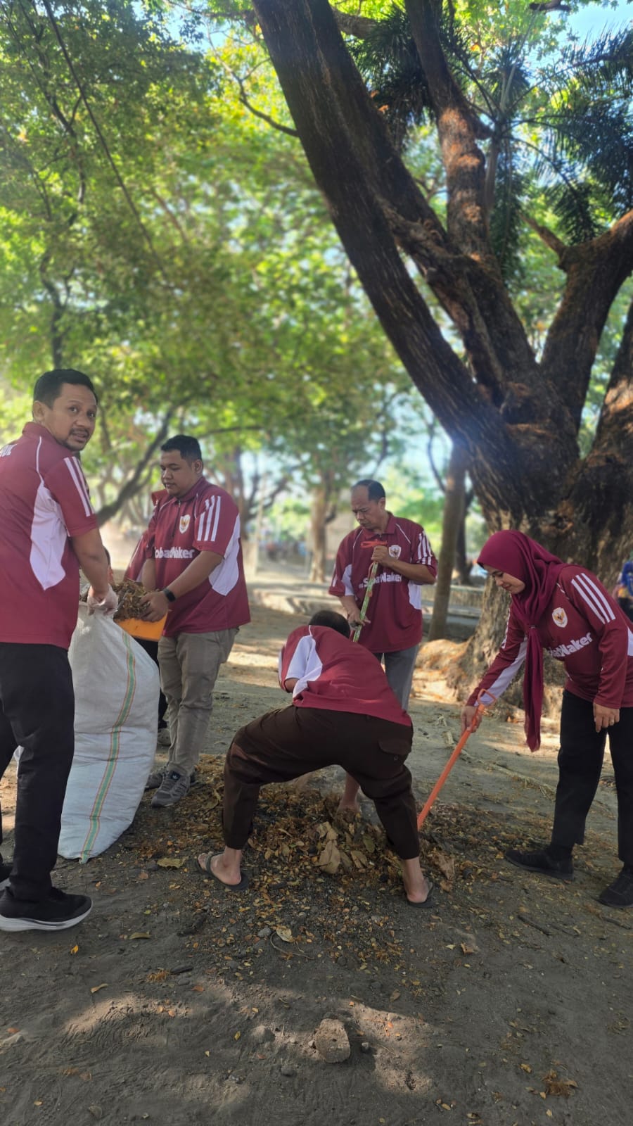 Gotong Royong di Pantai Saliper Ate