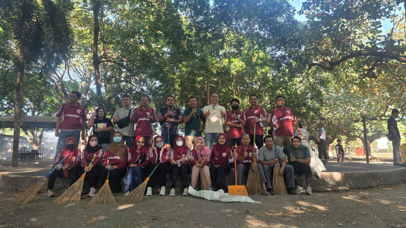 Gotong Royong di Pantai Saliper Ate