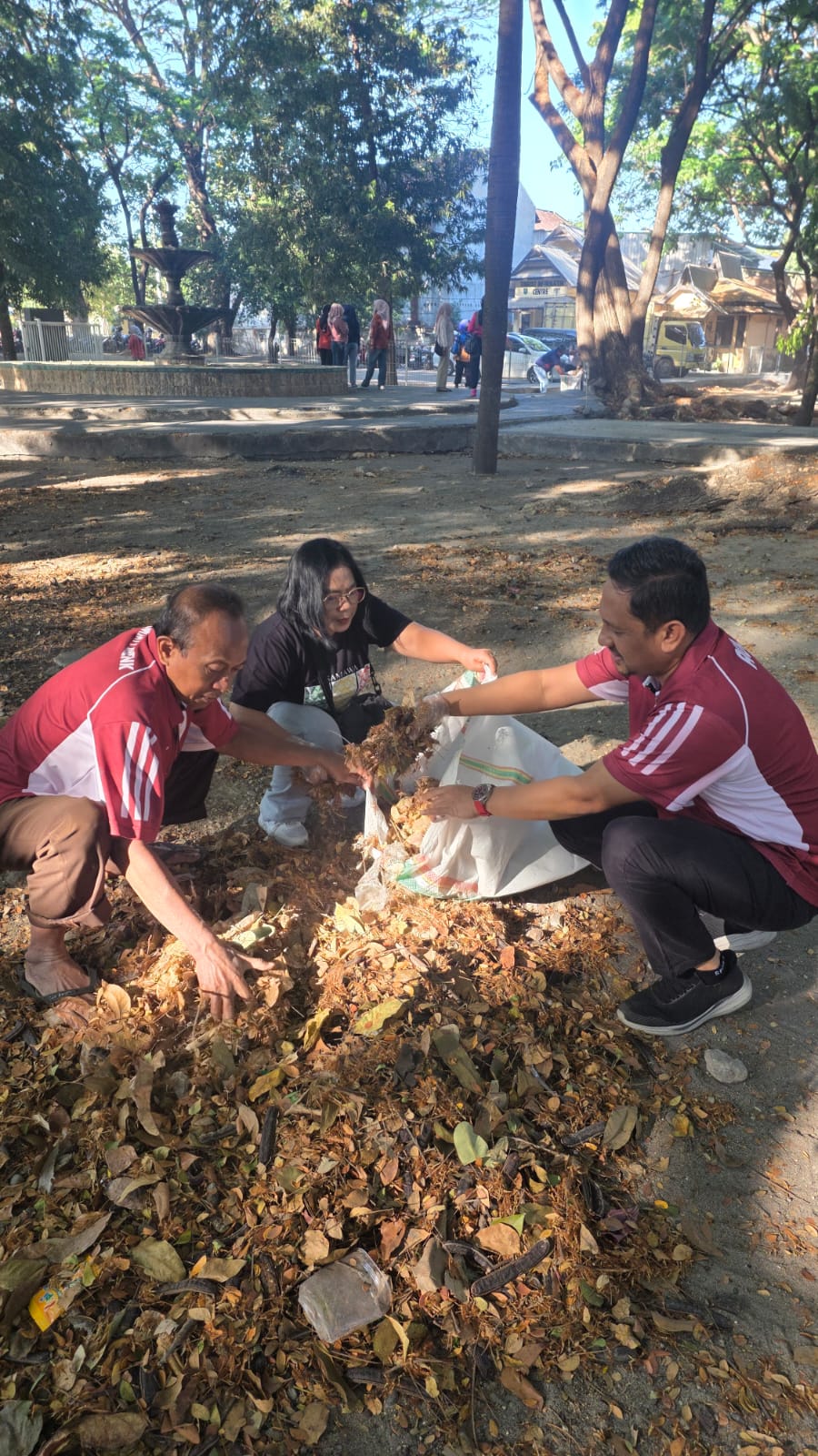 Gotong Royong di Pantai Saliper Ate