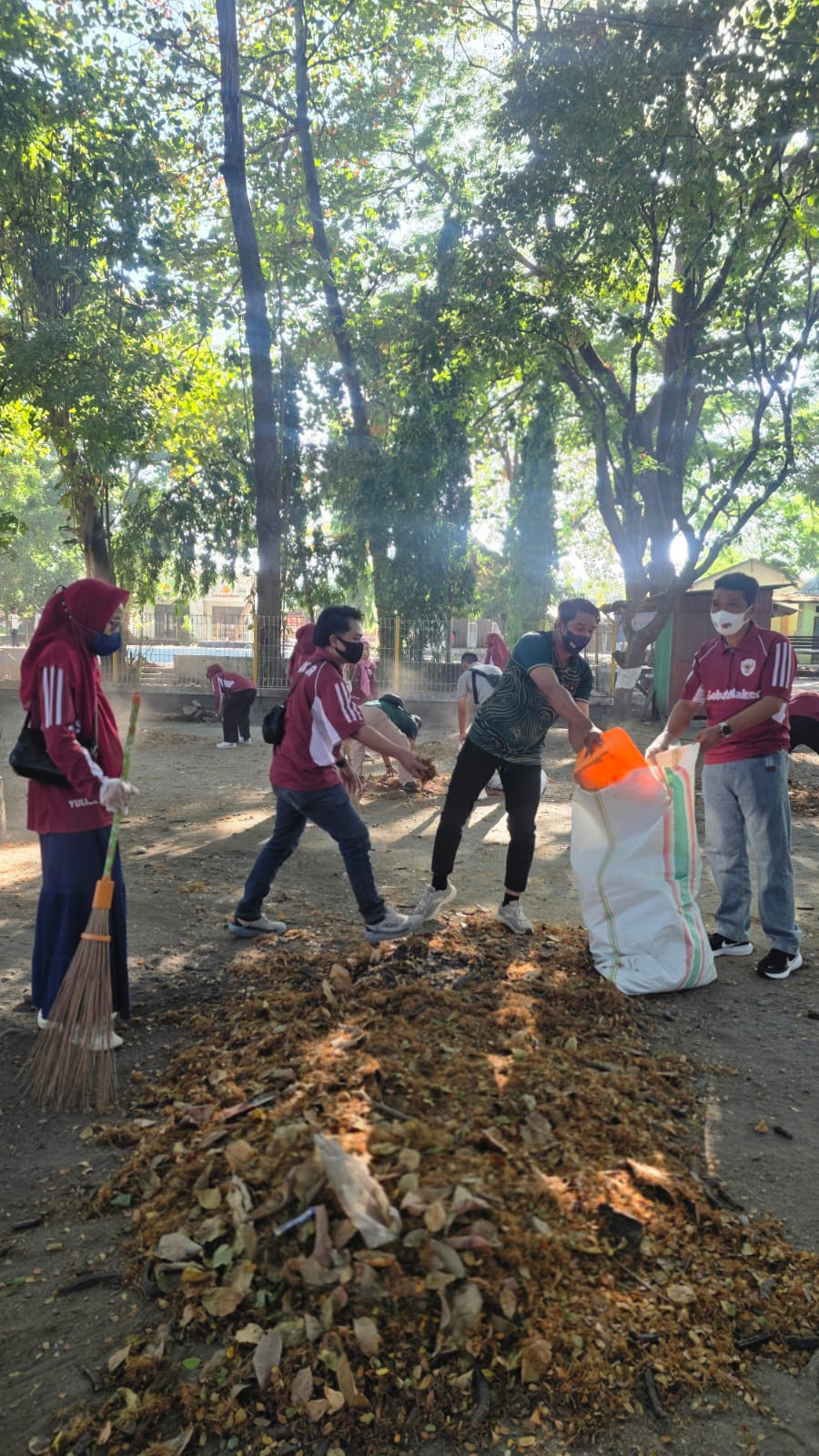 Gotong Royong di Pantai Saliper Ate