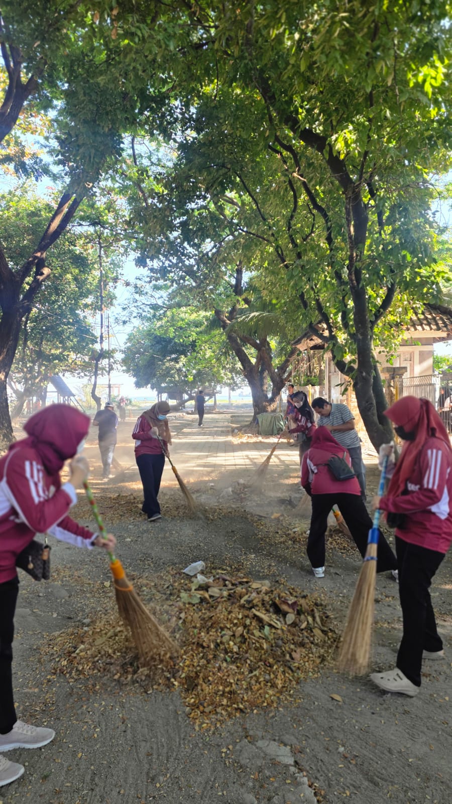 Gotong Royong di Pantai Saliper Ate