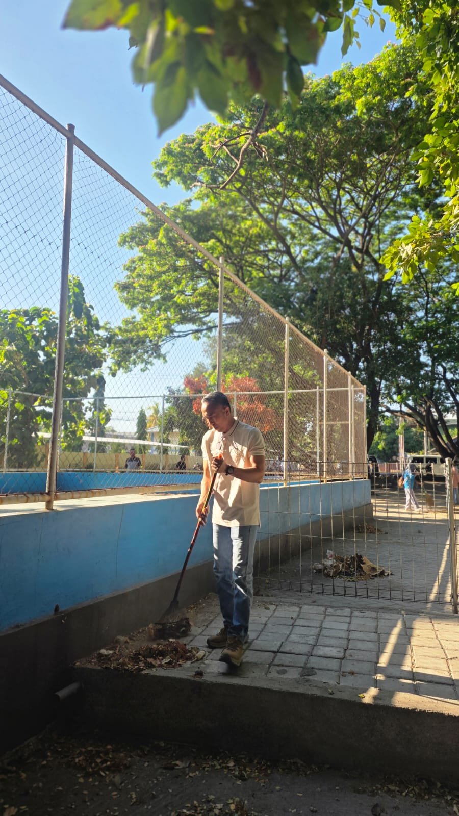 Gotong Royong di Pantai Saliper Ate