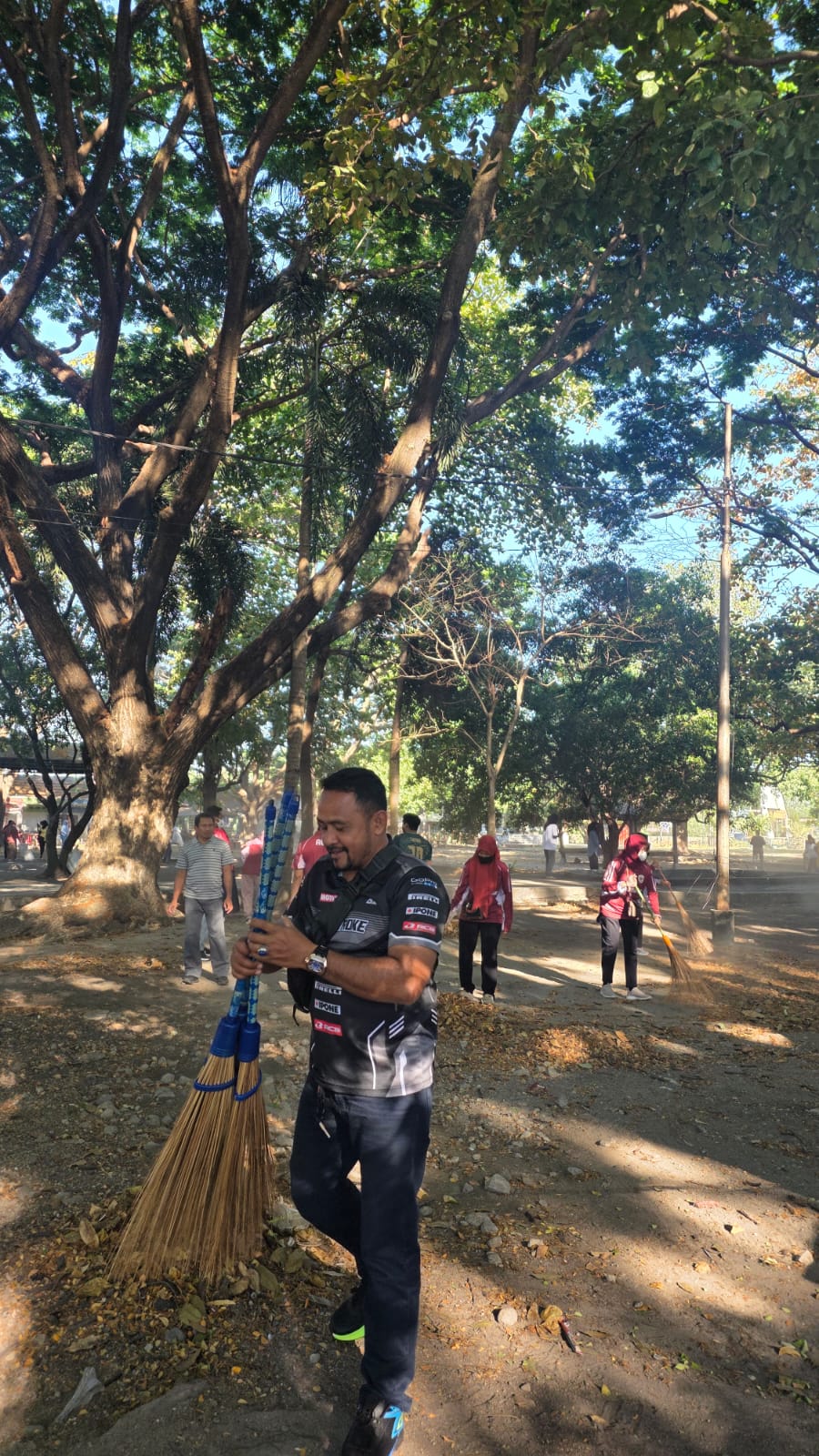 Gotong Royong di Pantai Saliper Ate