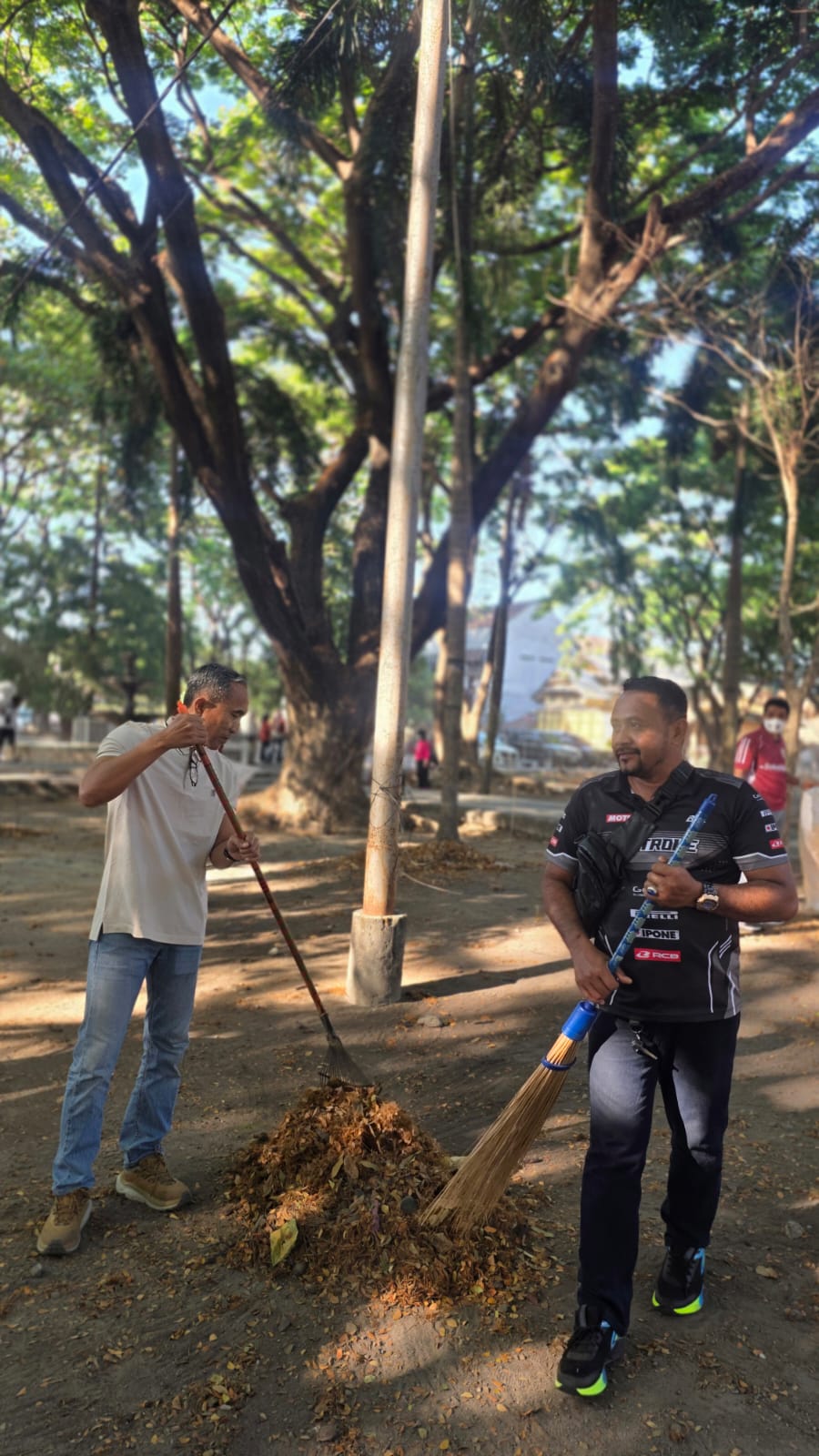 Gotong Royong di Pantai Saliper Ate